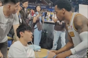 暖心一幕！曾凡博离场时 对手布朗、奈特、朱俊龙跑过来送上安慰