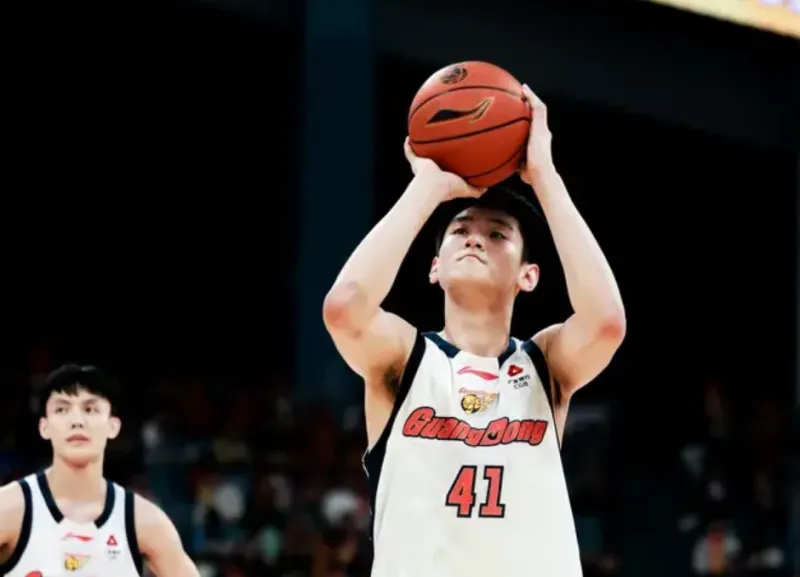 开云官方网站-王洪泽出战14分钟，投篮4中1、罚球6中6得到8分4板2助1盖帽